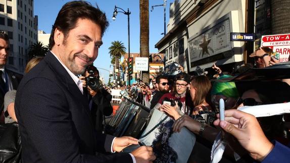 Javier Bardem firma un autógrafo. 