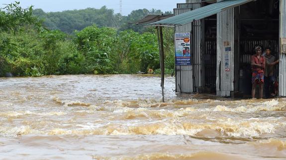 Vecinos de Kaduwela, en Colombo, durante las inundaciones.