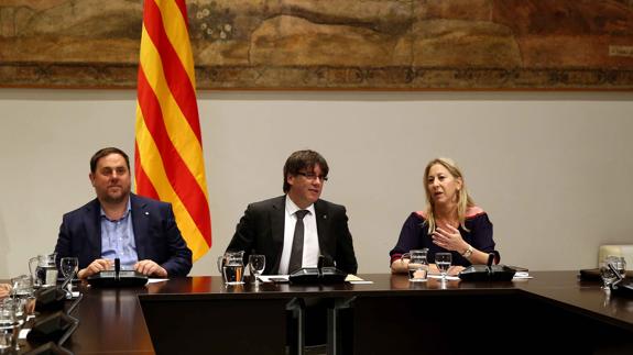 Junqueras (i), Puigdemont (c) y Munté (d).