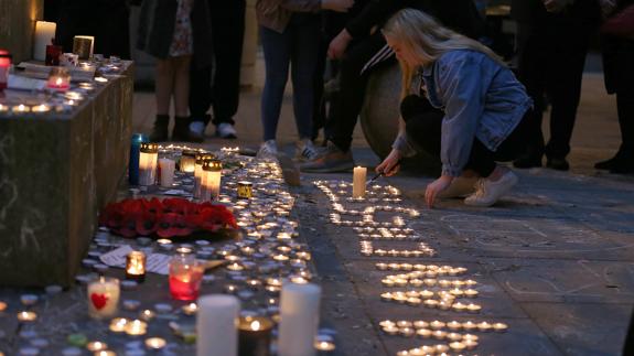 Homenaje en honor a las víctimas del atentado en la plaza St Ann.