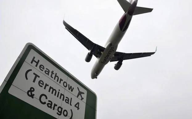 Un avión en el aeropuerto de Heathrow.