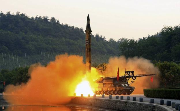 Lanzamiento de un misil desde Corea del Norte.