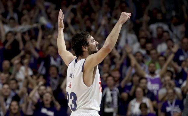 Sergio Llull celebra una canasta con el Real Madrid. 