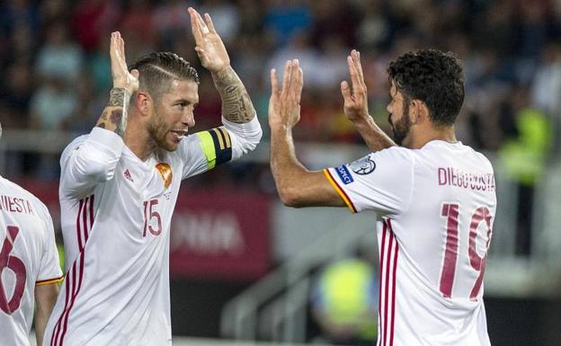 Ramos felicita a Costa por el segundo gol. 