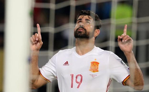 Diego Costa celebra señalando al cielo su gol ante Macedonia. 