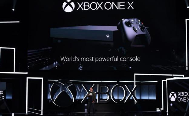 Phil Spencer, durante la presentación de Xbox One X.