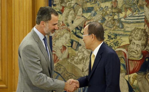 El rey Felipe VI saluda a Ban Ki-moon. 