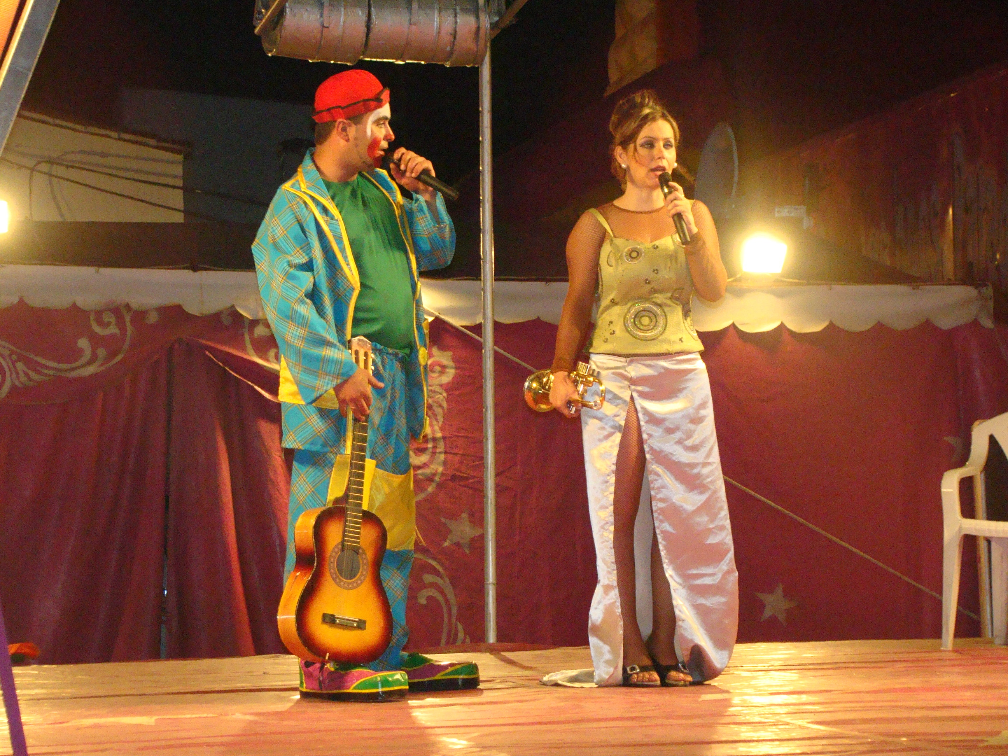 Un momento de la actuación de Tarugo y Maria José en el número de los payasos