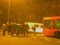 Vecinos de la calle Ródano y la furgoneta tiroteada impiden el paso al autobús. / CEDIDAS