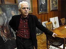 Manuel Parralo, con algunas de sus obras