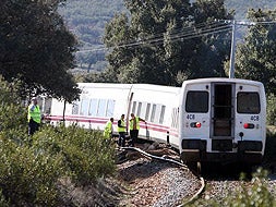 Varios técnicos trabajan en la zona para que la vía recupere la normalidad. / E.J.R.