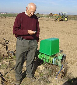 Luis Mejías sincroniza su teléfono móvil con la remota instalada en la toma de riego de su parcela. / F. H.