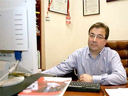 Fernández Vara, frente al ordenador, en el despacho de su casa. / HOY