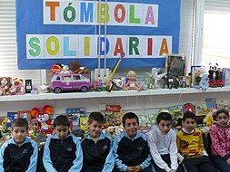 En la tómbola se sortearon 400 juguetes y objetos donados por escolares. / CEDIDA