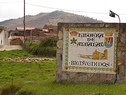 Cartel de bienvenida a la entrada del pueblo por la carretera de Romangordo. / C.M.C.