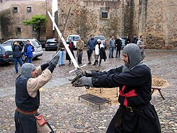 Dos caballeros luchan en una evocación del día de San Jorge del año 1229 en que fue reconquistada la ciudad.|MARISA NÚÑEZ