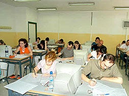 Las mujeres obtienen mejores calificaciones en las oposiciones./HOY