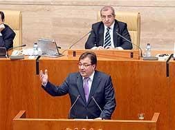 Guillermo Fernández Vara durante el debate; tras él Juan Ramón Ferreira./BRÍGIDO