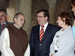 Vara, juntoa Ángel Franco (izquierda) y Dolorea Aguilar, con el prior de Yuste, Fray Francisco.|EFE