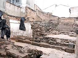 Excavación de la calle Viñeros en la que se ha hallado el arranque de un edificio monumental. / BRÍGIDO