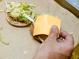 CONSUMO. Las hamburguesas de McDonald's se han convertido en uno de los productos de consumo con mayor fama mundial. / J.V. ARNELAS