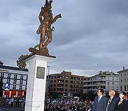 Vara, Celdrán y Pereira contemplan la estatua una vez descubierta./ ALFONSO