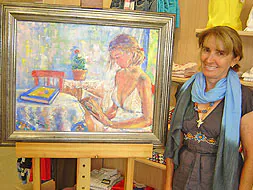 La pintora Teresa Villalón ante uno de sus cuadros que expone en las tiendas. / FRAN H.