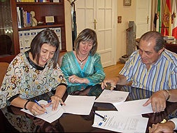 Momento de la firma del acuerdo, ayer en Don Benito./ F. H.