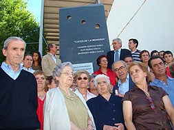 Homenaje a los represaliados de la Guerra Civil celebrado hoy en Barrado (Cáceres). / HOY
