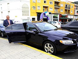 El alcalde de Badajoz, Miguel Celdrán, en su nuevo coche oficial. / EMILIO PIÑERO