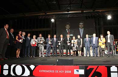 A la conclución de la entrega, los galardonados posaron junto al presidente de la Junta, Guillermo Fernández Vara, el alcalde de Badajoz, Miguel Celdrán, y directivos y redactores de HOY / L.C.