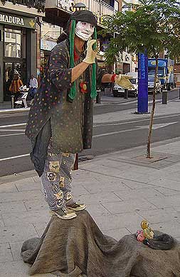 Julio, vestido de mimo, en la calle Ramón y Cajal de Villanueva. / F.H.