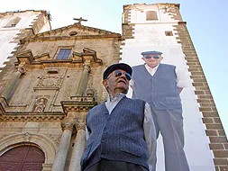 Fabián Tornero, ante la foto gigantesca que cuelga de una de las torres de la Preciosa Sangre.|j.REY