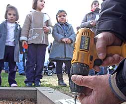 Esta operaciíon se repitió ayer hasta 53 veces. Cada árbol lleva una placa con el nombre del niño. / J.REY