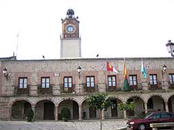 Ayuntamiento del pueblo toledano de Valverdeja, hecho en granito con los soportales apoyados en columnas toscanas. / ESPERANZA RUBIO
