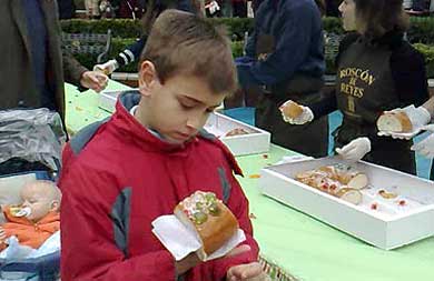 En el interior de los roscones se ocultaban 1.100 tarjetas regalos./ JOSÉ VICENTE