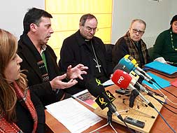 En el centro de la imagen el alcalde de Hoyos, Marcelo Hernández; el obispo de Coria -Cáceres, Francisco Cerro; y Gregorio  Carrasco./ L.C.