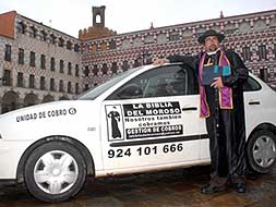 Agustín Román con el disfraz de cura con el que persigue morosos. / C.M.