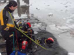 La expedición extremeña entra en las heladas aguas del Ibón de Baños, en el PIrineo de Huesca. / T.O.