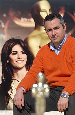 José Cándido Cruz, tío de Penélope, posa delante de una foto de la actriz. En primer término aparece un Oscar. / C.M.