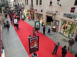 ALFOMBRA ROJA. La calle San Pedro fue engalanada ayer para ambientar el certamen cinematográfico./ MARISA NÚÑEZ