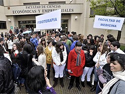 PACIENTES. Los futuros universitarios esperan para poder visitar la facultad solicitada.