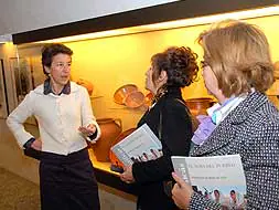 Aurora Martín (primera por la izquierda) se ofrece para ver exposiciones y gestionar papeles./ PALMA