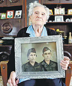 MIRADA AL FRENTE. María de la Luz muestra una foto de su juventud, cuando formaba parte del Ejército. / CASIMIRO MORENO