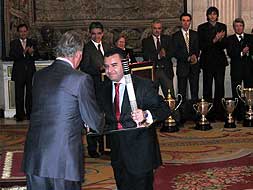 El consejero Carlos Javier Rodríguez  recibe el premio de manos de Don Juan Carlos./ CEDIDA