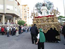 El paso, con los pies de los costaleros que van debajo, al salir del templo, en la calle Doñana./M. N.