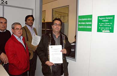 Huertas muestra el contenido de la denuncia antes de presentarla en el registro de Economía./ BRÍGIDO