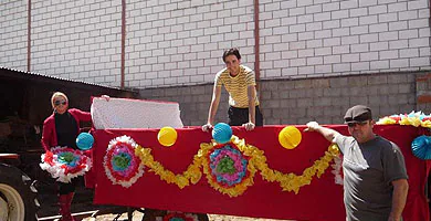 Miembros de la familia Preciados preparan su carroza para la procesión del Sábado./ I.V.