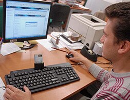 Un ciudadano realiza un trámite administrativo insertando su DNI en el ordenador. / CASIMIRO MORENO