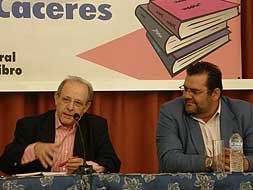 Emilio Gutiérrez y  su presentador Francisco Javier Acedo durante la charla./SALVADOR GUINEA